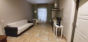 50-cm TV with cable channels - Il Miracolo B&B (Naples)