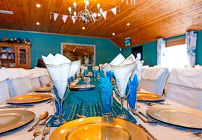 Breakfast, lunch, dinner served; garden views