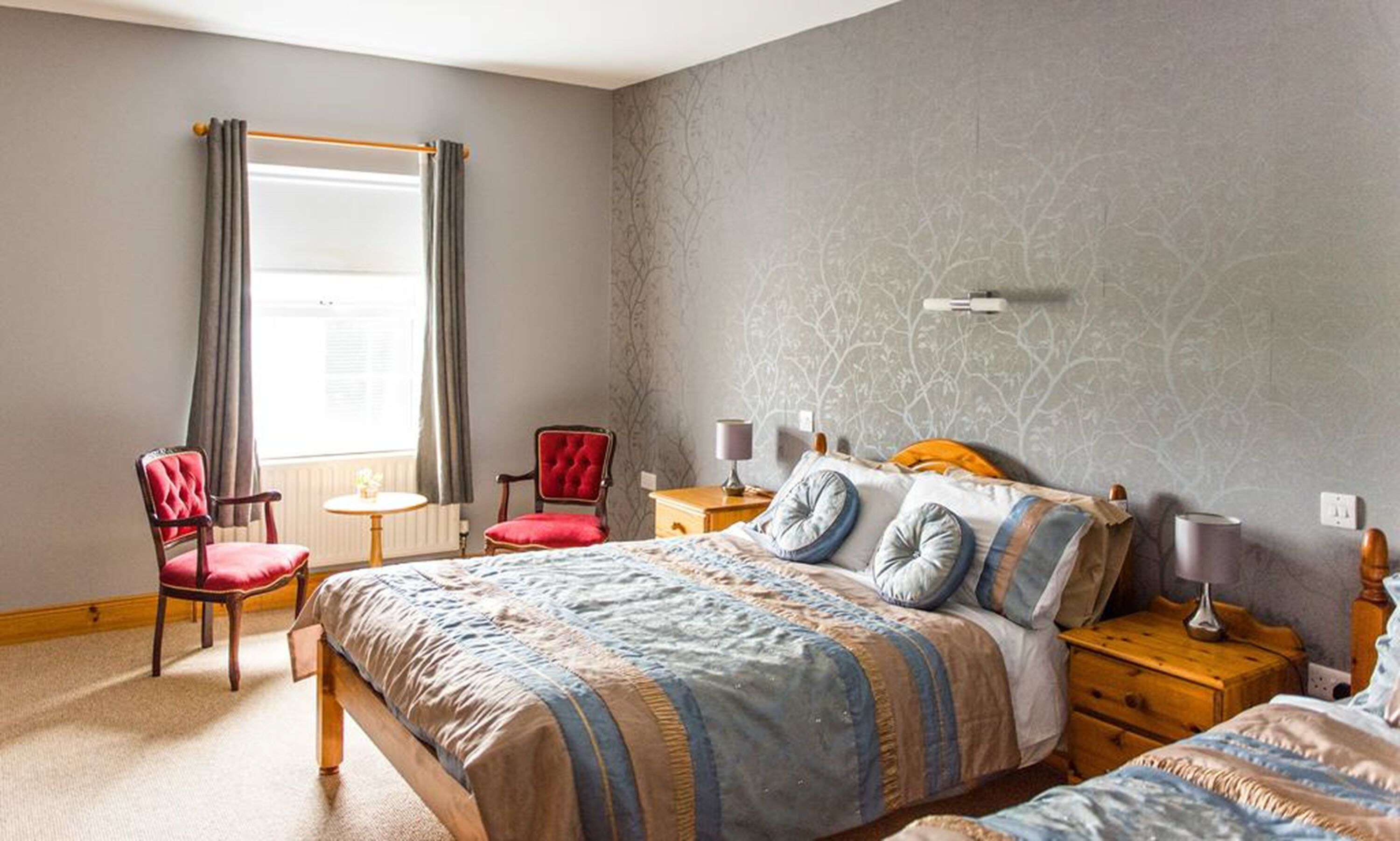 Quarto casal superior | Individualmente decorados, individualmente mobiliados, escrivaninha