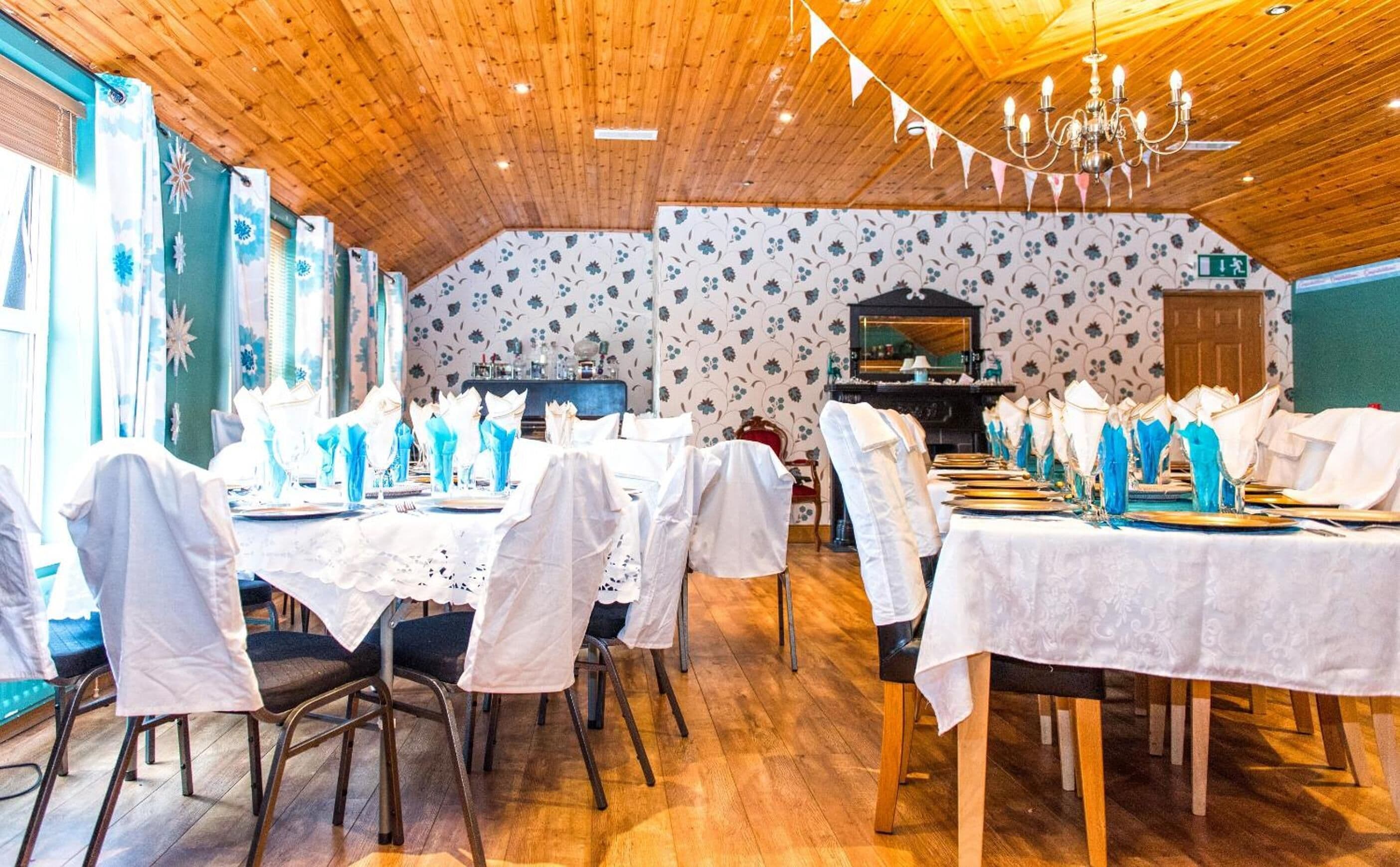 Melayani sarapan, makan siang, makan malam; dengan pemandangan taman