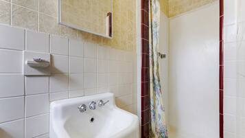 Premium Room, 2 Single Beds | Bathroom sink