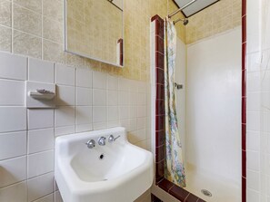Premium kamer, 2 eenpersoonsbedden | Badkamer met wastafel