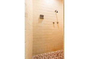 Kostenlose Toilettenartikel, Handtücher
