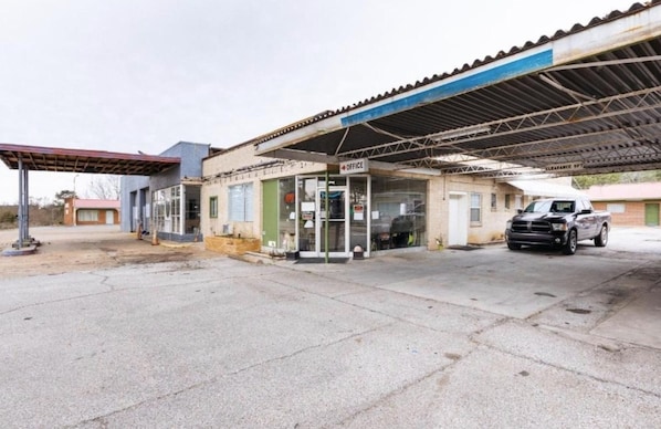 Property entrance - OYO Hotel Holly Springs MS (Holly Springs)