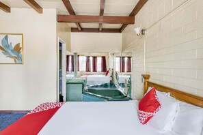 Premium Room, 1 King Bed, Smoking | Bed sheets - OYO Oasis Motel Las Vegas I-15 (Las Vegas)