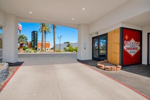 A motel entrance with a clear view of the street, a welcome sign, and a sign indicating the main office direction. - OYO Oasis Motel Las Vegas I-15 (Las Vegas)
