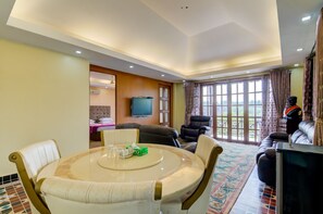 スイート | 客室内のダイニングエリア