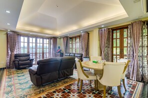 ห้องสวีท | ห้องนั่งเล่น | ทีวี 42 นิ้ว พร้อมช่องเคเบิล
