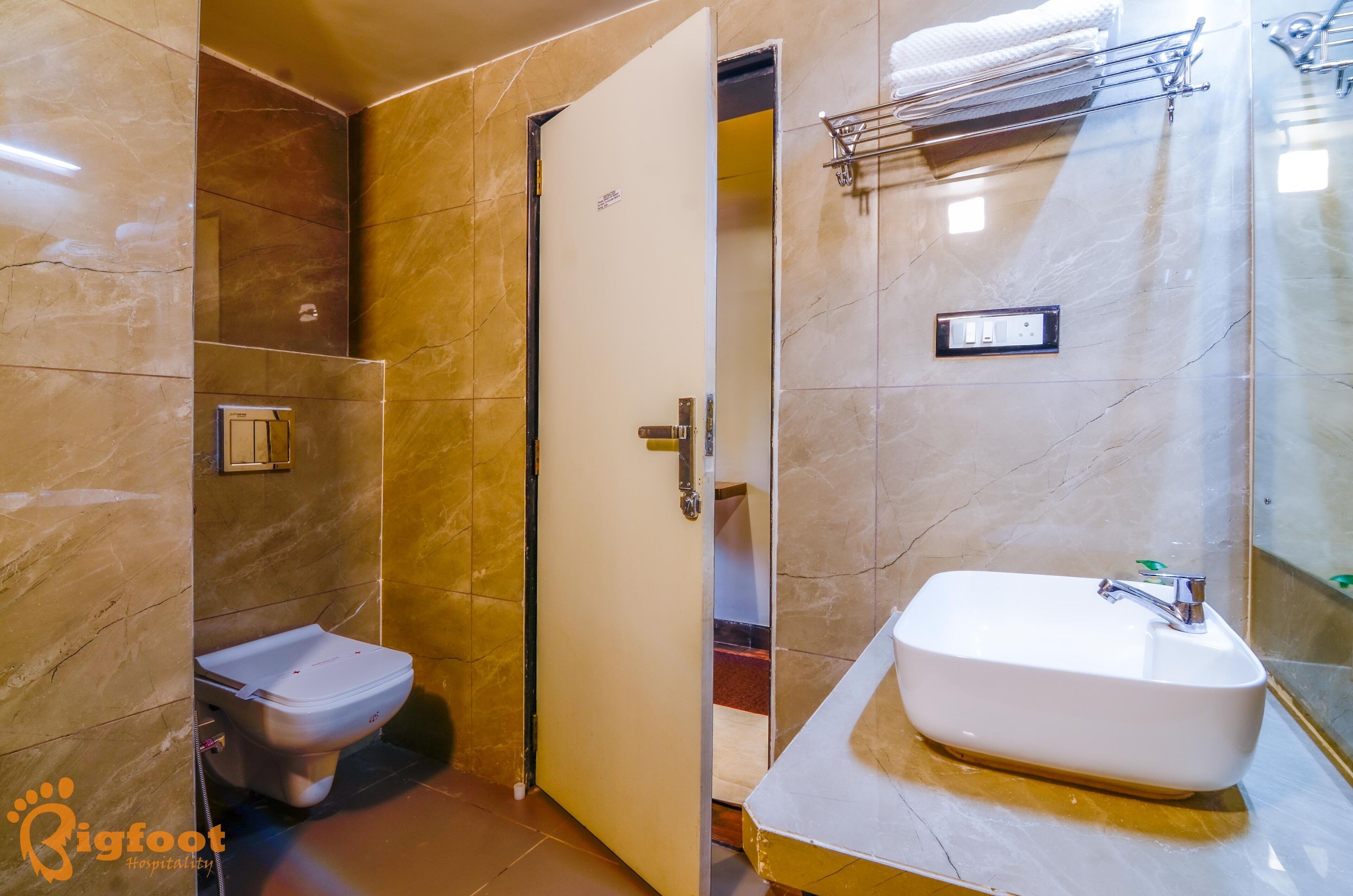 Een badkamer met toilet, wastafel en douche.