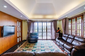 スイート | リビングルーム | 42 インチのテレビ (ケーブル放送視聴可)