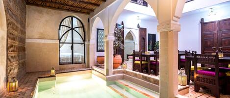 Kolam renang indoor, dengan kursi berjemur