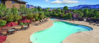 Desert Resort perfect for Hiking Cathedral Rock with access to outdoor pool and hot tub