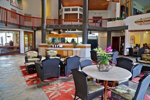 Dining - Enjoy this Tropical, Oceanside 1 mile from Queens Bath Tide Pool (Princeville, Kaua'i)