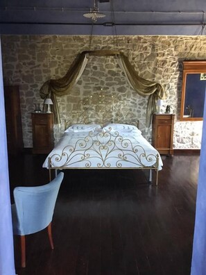 Literie hypoallergénique, couette en duvet d'oie, rideaux occultants