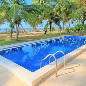 Piscine extérieure, cabanons gratuits, chaises longues