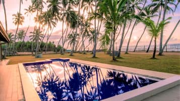 Utendørsbasseng, bassengtelt (inkludert) og solsenger