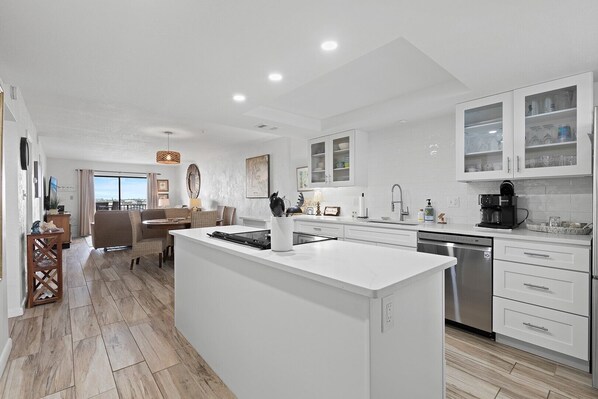 Frigorifero, microonde, forno, piano cottura