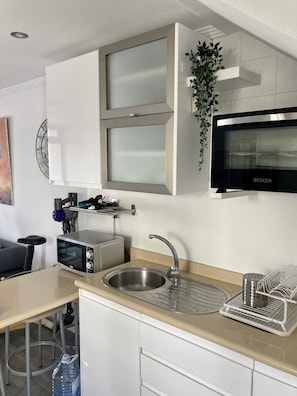 Réfrigérateur, micro-ondes, plaque de cuisson, cafetiÚre/bouilloire