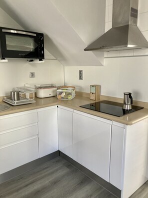 Réfrigérateur, micro-ondes, plaque de cuisson, cafetiÚre/bouilloire