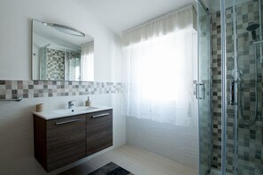 Shower, bidet, towels