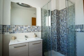 Shower, bidet, towels - Holidays Sun and Relax (Scoglitti)