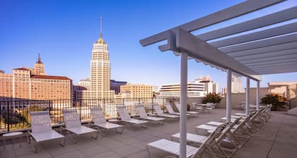 Downtown San Antonio Resort close to RiverWalk and The Alamo with Rooftop Pool and Hot tub