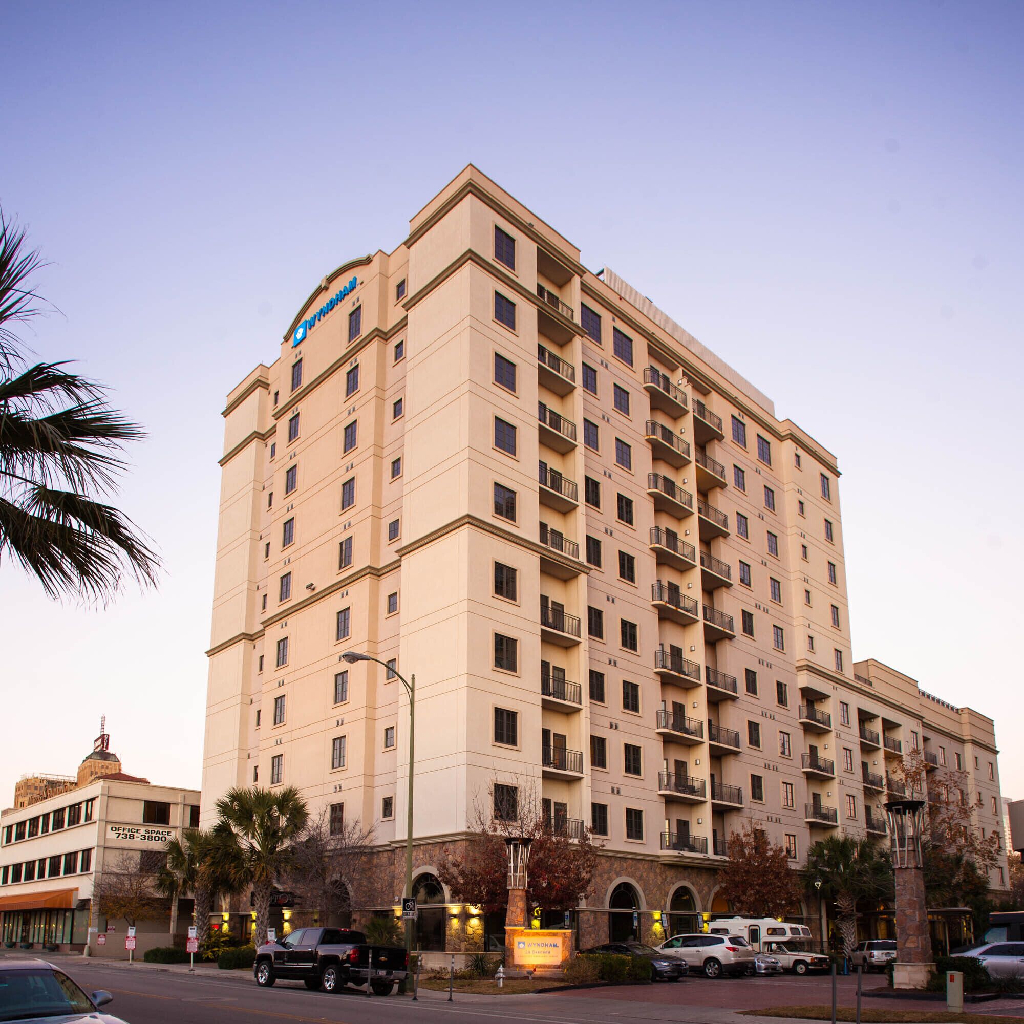 Downtown San Antonio Resort close to RiverWalk and The Alamo with Rooftop Pool and Hot tub