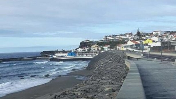A coastal walkway with a rocky embankment and a concrete path. - California House in Ribeira Grande (Ribeira Grande)