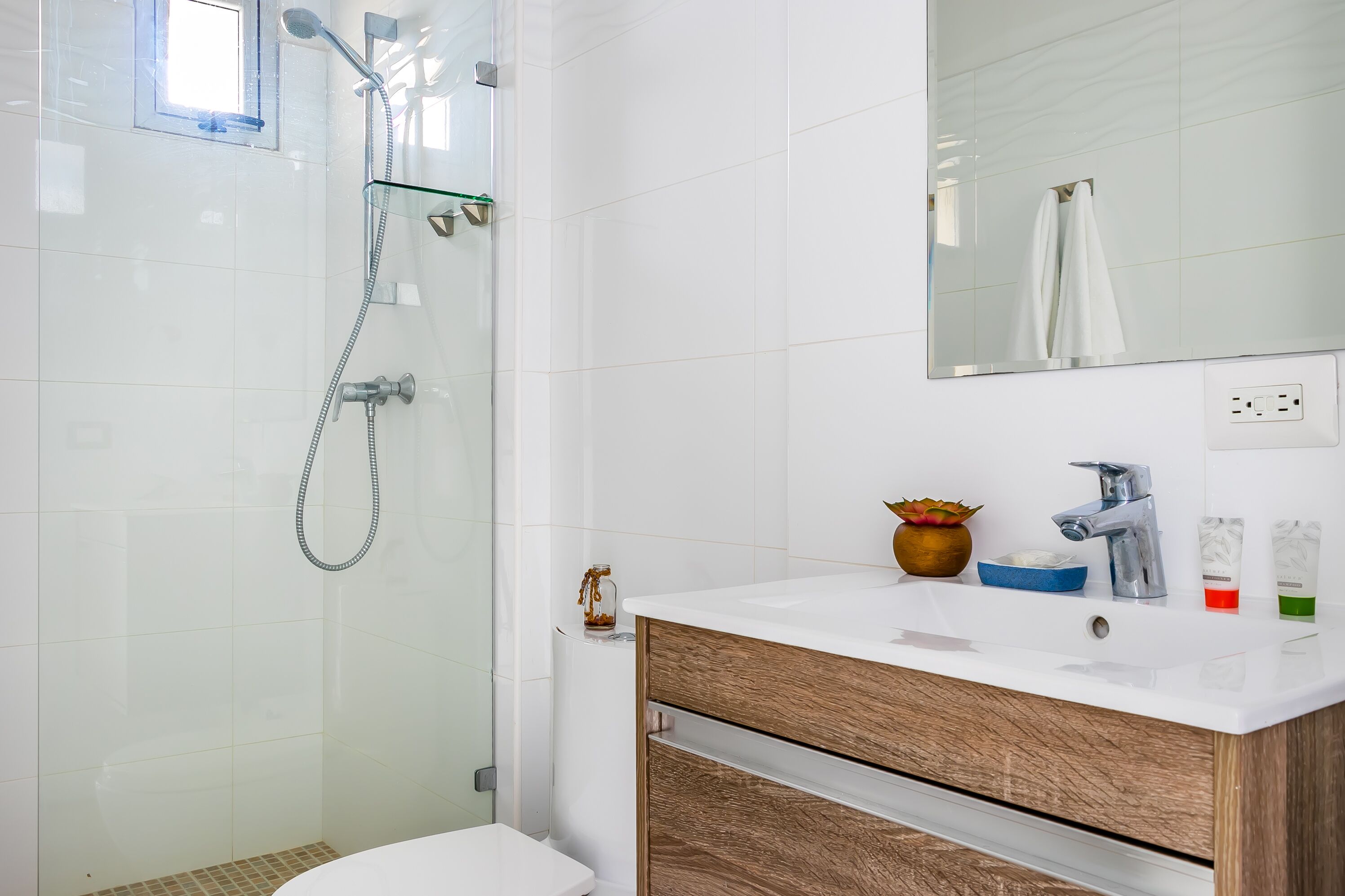 Appartement, 2 chambres | Salle de bain | Douche, articles de toilette gratuits, sèche-cheveux