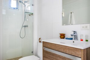 Apartment, 2 Bedrooms | Bathroom | Shower, free toiletries, hair dryer, towels - Irresistible City Center (Panama City)