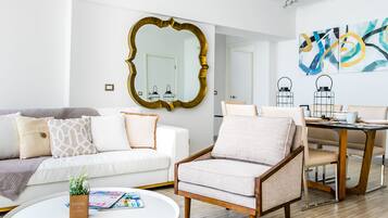 Departamento, 2 habitaciones | Sala de estar | Televisión de pantalla plana