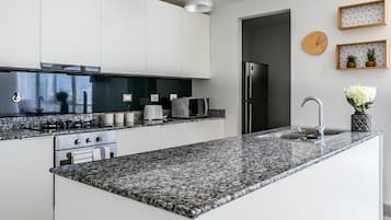 Apartment, 2 Schlafzimmer | Eigene Kochnische | Kühlschrank, Mikrowelle, Herdplatte, Wasserkocher mit Kaffee-/Teezubehör