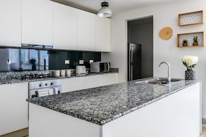 Apartamento, 2 habitaciones | Cocina básica privada | Frigorífico, microondas, placa de cocina y cafetera o tetera