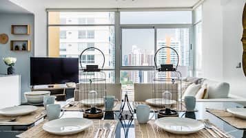 Apartment, 2 Schlafzimmer | Wohnbereich | Flachbildfernseher