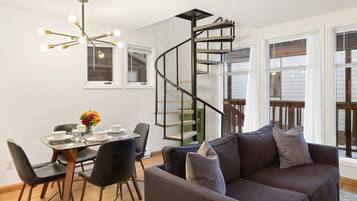 Flat-screen TV, fireplace, streaming services
