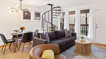 Flat-screen TV, fireplace, streaming services