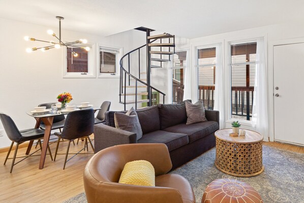 Flat-screen TV, fireplace, streaming services