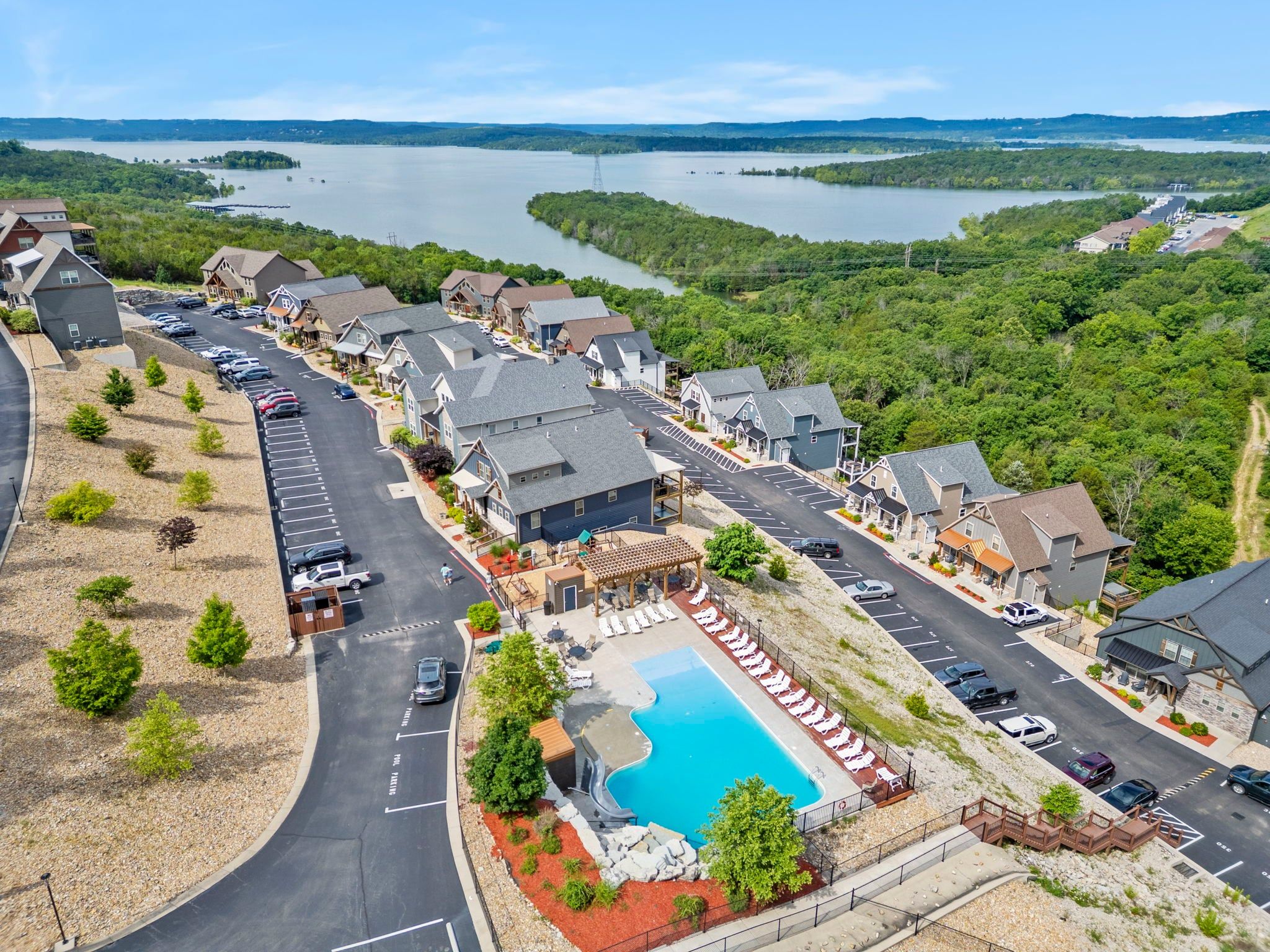 Un quartier résidentiel doté d’une piscine, d’un parking et de maisons.