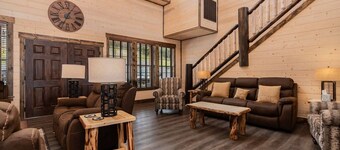 Private Indoor Pool & Basketball Court Retreat with Arcade Games, Sleeps 50, Free Tickets & Views