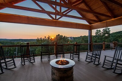 Private Indoor Pool & Basketball Court Retreat with Arcade Games, Sleeps 50, Free Tickets & Views