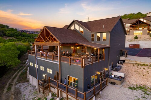 Private Indoor Pool & Basketball Court Retreat with Arcade Games, Sleeps 50, Free Tickets & Views