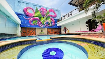 Una piscina al aire libre