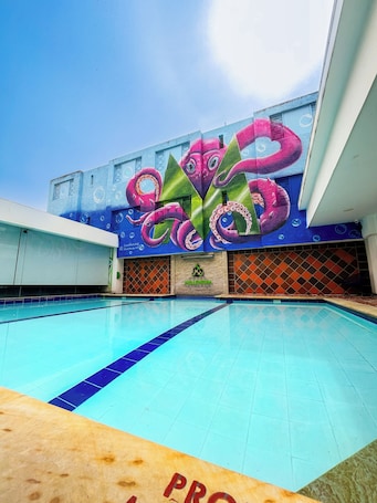 Una piscina al aire libre