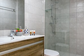 Apartamento, 2 quartos | Banheiro | Chuveiro, secador de cabelo, toalhas de banho, sabonete