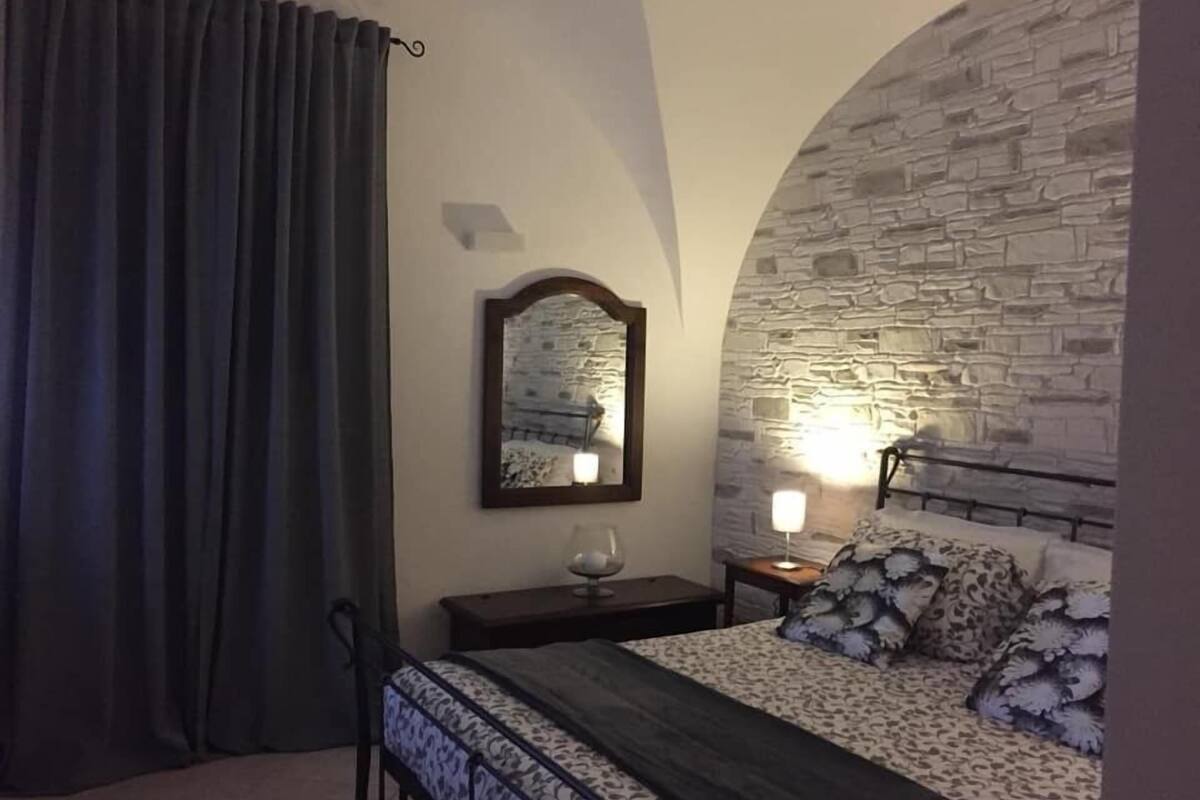 Double Room (6) | Desk, bed sheets