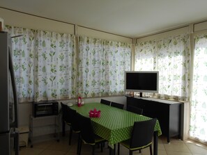 Petit déjeuner composé de spécialités régionales (7 EUR par personne)