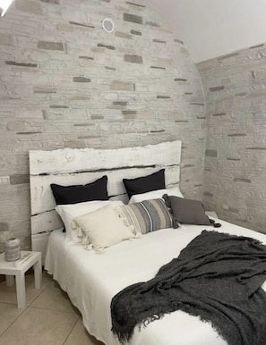 Double Room (6) | Desk, bed sheets