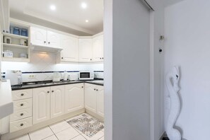 Réfrigérateur, micro-ondes, four, plaque de cuisson