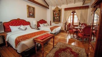 Ropa de cama de alta calidad, edredones de plumas, minibar y escritorio