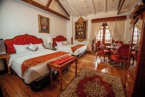 Ropa de cama de alta calidad, cubrecamas, minibar y escritorio 